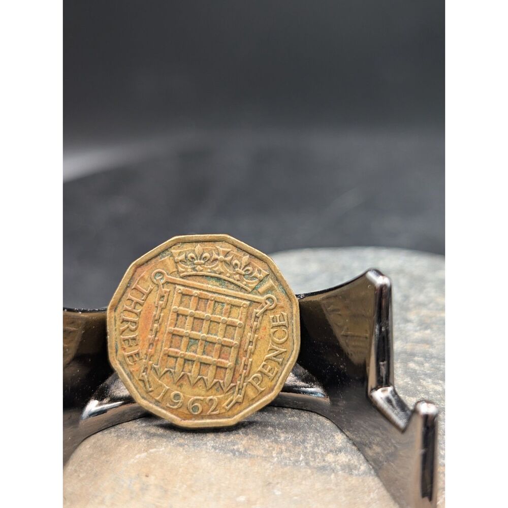 1962 UK Threepence – Brass 12‑Sided Portcullis Coin – Pre‑Decimal – Circulated
